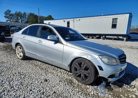 2009 Mercedes-Benz C 300 z USA, uszkodzony, nr VIN WDDGF54X79R046053